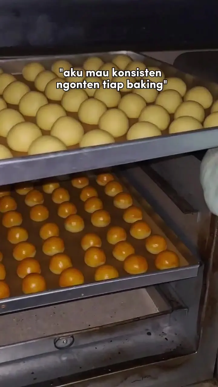 Loyang kue rumahan De Butterlane saat proses baking